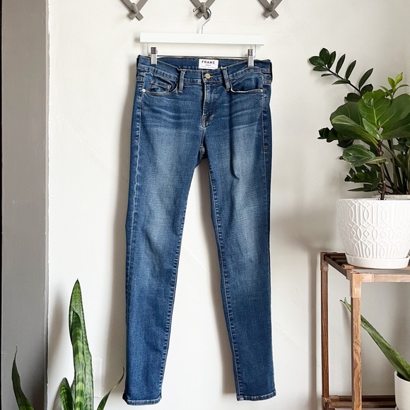 Frame Le Skinny de Jeanne in Alla Wash - Picture 1 of 10